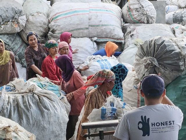Sorting and baling recovered plastic — Honest team